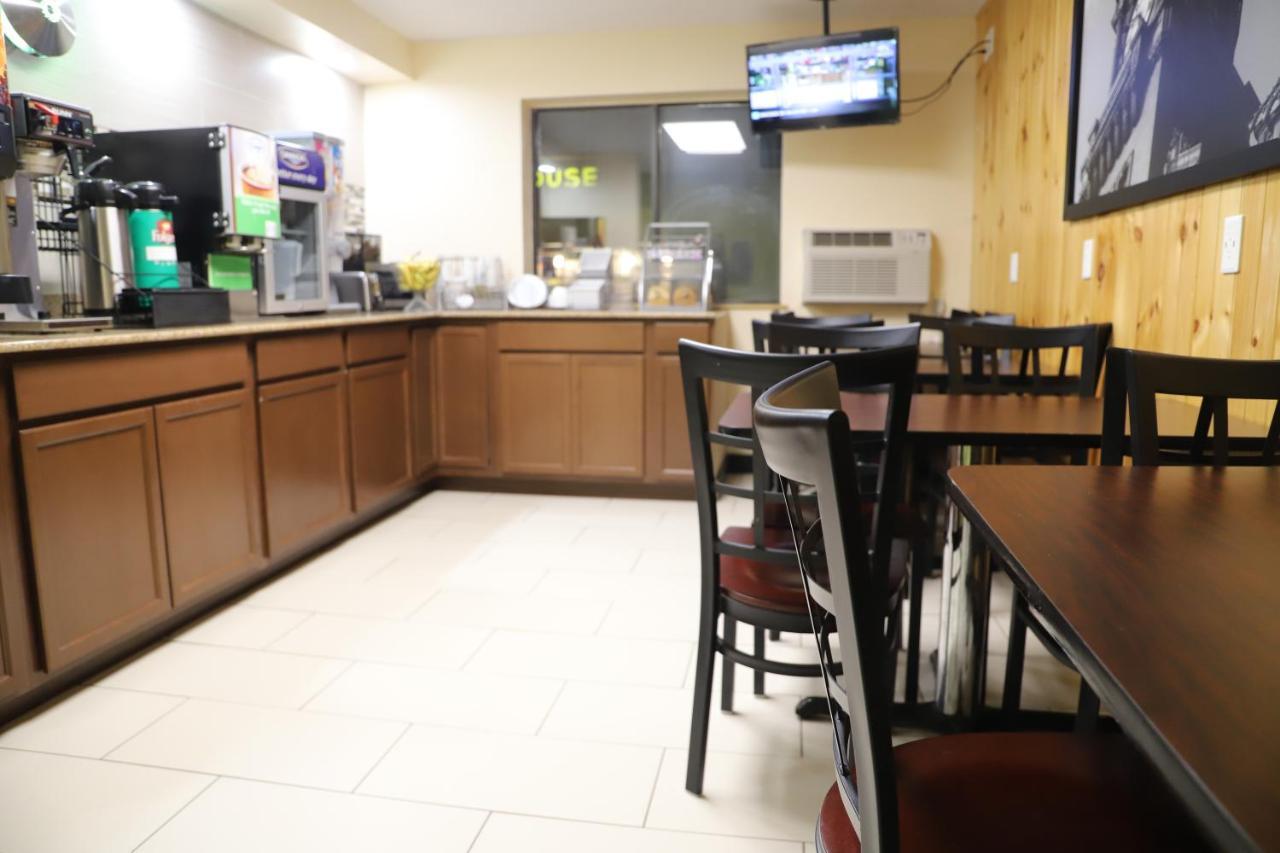 速8里士满机场酒店 沙石镇 外观 照片